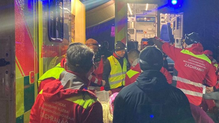 Z hořícího domu v Třinci vynesli hasiči muže v kritickém stavu